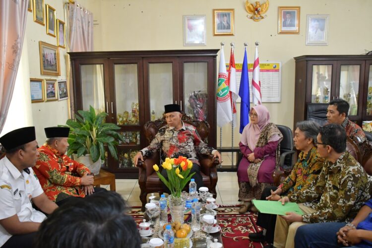 SILATURAHMI— Bupati Agam, Andri Warman, bersama perwakilan PERKAB Sumatera Selatan, bersilaturahmi dengan Gubernur Sumatera Barat, Mahyeldi Ansharullah Dt. Marajo, di SMAN 1 Sumatera Barat, Padang Panjang, Rabu (8/1).