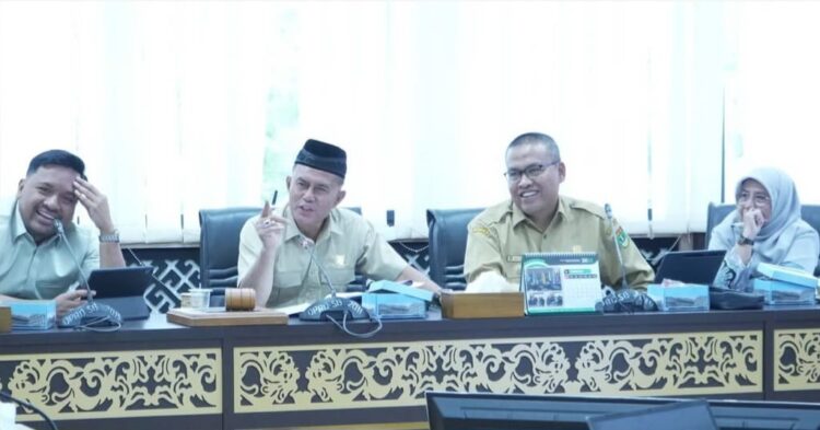 RAPAT KERJA--Komisi II DPRD Provinsi Sumbar saat rapat evaluasi bersama mitra kerja.