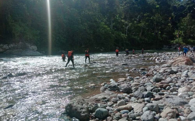 PENCARIAN— Tim SAR gabungan melakukan pencarian terhadap kedua warga yang hilang di Sungai Batang Kambang, Kampung Pasia Lawe, Nagari Kambang Utara, Kecamatan Lengayang.