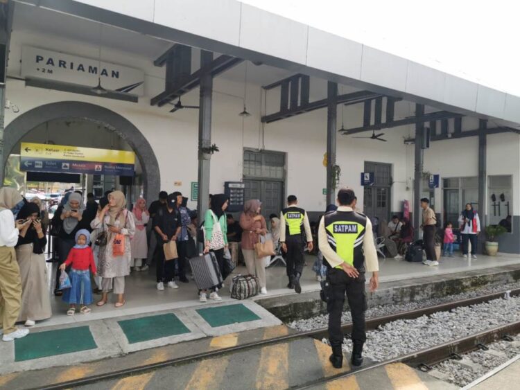 menunggu— Suasana penumpang saat menunggu kereta yang datang di Stasiun Kereta Api Pariaman