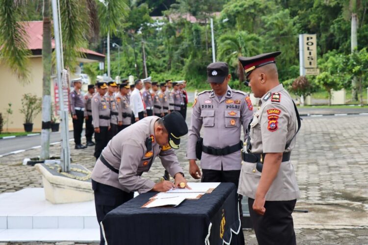 TANDA TANGAN—Kapolres Sawahlunto AKBP Purwanto Hari Subekti, tanda tangani berkas sertijab usai memimpin upacara serah terima jabatan (Sertijab) Kasat Samapta Polres Sawahlunto, yang berlangsung di lapangan apel Mako Polres Sawahlunto, Rabu (8/1).