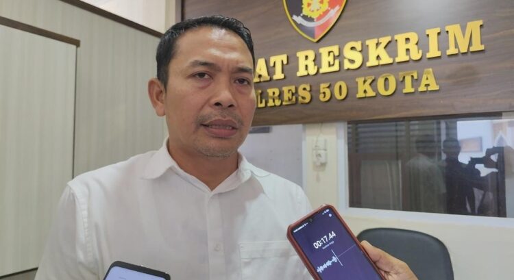 KETERANGAN—Kasat Reskrim Polres Lima Puluh Kota Iptu. Repaldi. saat berikan keteranganj pada wartawan.