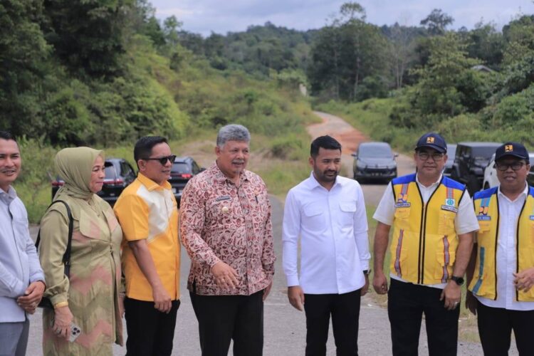 DAMPINGI—Wali Kota Solok Zul Elfian dampingi anggota DPR RI, Zigo Rolanda, saat kunjungannya kemarin.