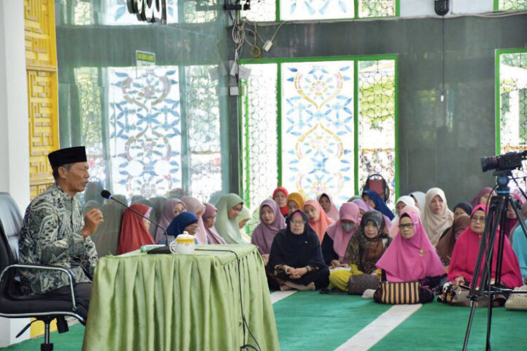 WIRID MINGGUAN— Korps Pegawai Republik Indonesia (Korpri) Kabupaten Agam menggelar wirid mingguan, Jumat (10/1) di Masjid Agung Nurul Falah Lubuk Basung.