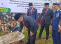 BATU PERTAMA— Peletakan batu pertama oleh Bupati Limapuluh Kota Safaruddin Dt Bandaro Rajo, bersama Kepala Pusat Barang Milik Negara Kementerian Pertahanan RI, Marsma TNI Tisna Kurniawan dan Kolonel Yudha Adillah,  serta Gubernur Sumbar diwakili Asisten II Arry Yuswandi.