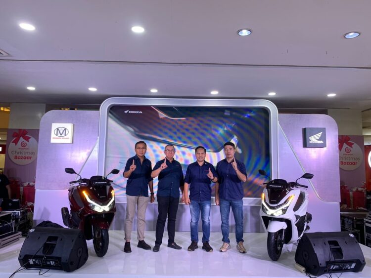 LAUNCHING-Pimpinan PT Menara Agung saat meluncurkan New Honda PCX160 di salah satu pusat perbelanjaan di Kota Padang.