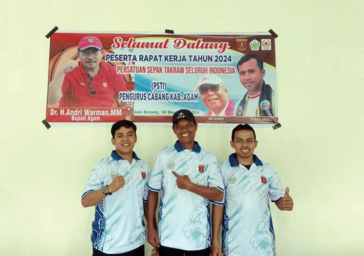 LEGENDA SEPAK TAKRAW— Pelatih sekaligus Legenda Sepak Takraw Agam, Win Coto alias Mak Etek, menyuarakan harapan besar agar Persatuan Sepak Takraw Indonesia (PSTI) Agam bisa memiliki lapangan latihan yang representatif.