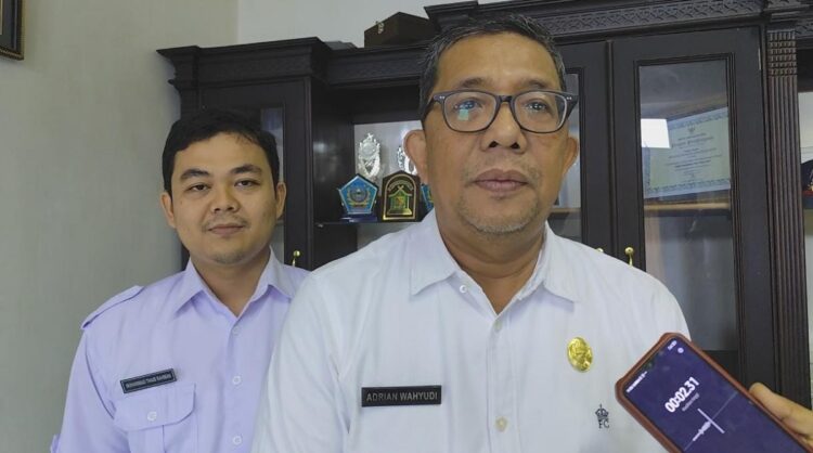 MEMILIH MUNDUR— Kepala BKPSDM Kabupaten Limapuluh Kota Adrian Wahyudi memberikan keterangan terkait mundurnya pegawai honor BK, setelah dinyaakan lulus PPPK, Kamis (23/1).