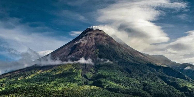 ILUSTRASI pendaki Gunung Marapi