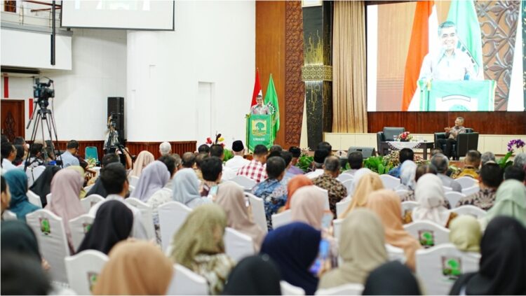 KULIAH UMUM— Menteri Ketenagakerjaan Republik Indonesia, Prof. Yassierli, memberikan kuliah umum dalam kegiatan Studium Generale dengan tema Artificial Intelligence (AI) Softskills Mendukung Masa Depan Karir Lulusan di Pasar Kerja, di Convention Hall Unand, Jumat (10/1).