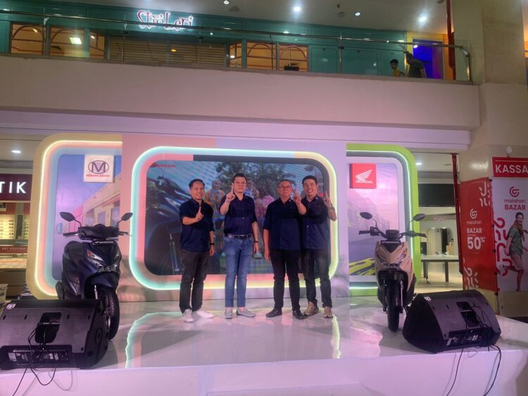 PELUNCURAN—Direktur Marketing PT Menara Agung, Ferdinand Agung bersama Direktur Operasional, Djunaidi Halim dan General Manager Rikardusý Tanumihardja saat meluncurkan All New Honda BeAT.