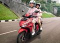 ILUSTRASI-Pengendara sepeda motor Honda membonceng anak.