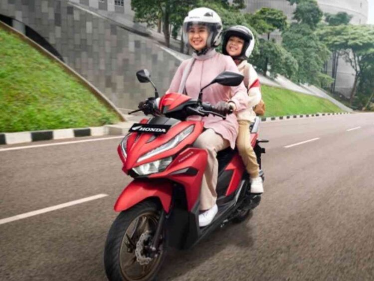 ILUSTRASI-Pengendara sepeda motor Honda membonceng anak.