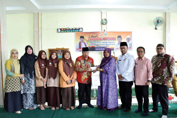 TRAINING MOTIVASI— Bupati Agam Dr.H.Andri Warman, MM berikan training motivasi kepada siswa SMA 1 IV Koto Menuju Perguruan Tinggi dan Dunia Kerja di sekolah tersebut, Kamis (23/1).