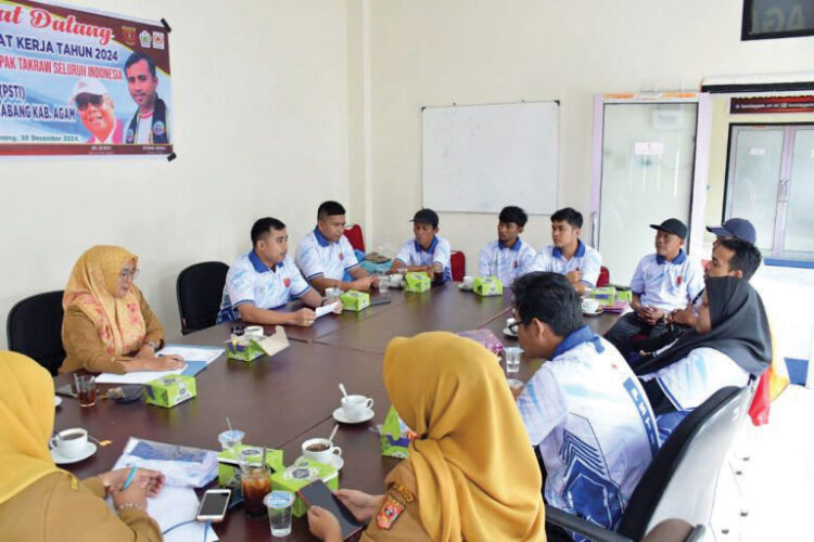 RAPAT KERJA— Pengurus Persatuan Sepak Takraw Indonesia (PSTI) Kabupaten Agam menggelar Rapat Kerja (Raker) di akhir Tahun 2024, di Lubuk Basung.