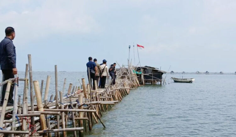 PAGAR LAUT—Menteri ATR/Kepala BPN Nusron Wahid mengecek kondisi pagar laut di Desa Kohod, Pakuhaji, Kabupaten Tangerang.