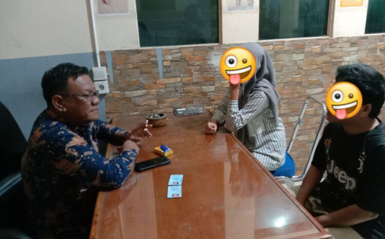 PASANGAN ILEGAL— Salah satu pasangan ilegal yang diamankan di penginapan, diinterogasi oleh
Kasat Pol PP dan Damkar Padangpariaman.