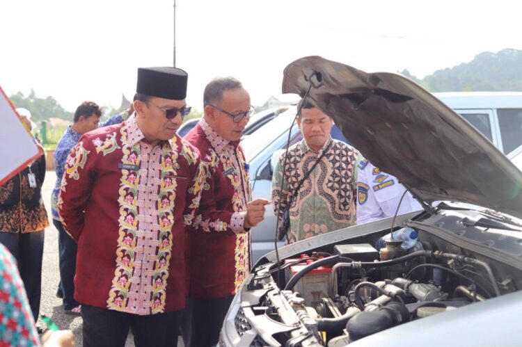 PERIKSA KENDARAAN DINAS— Usai apel gabungan Pj. Wali Kota, Sonny Budaya Putra didampingi Pj Sekdako Winarno,melakukan pemeriksaan kendaraan dinas, Kamis (2/1).