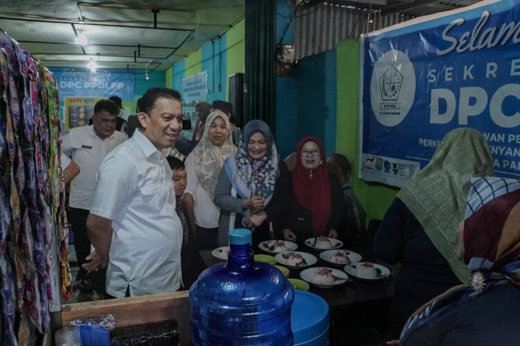 PERESMIAN— Pj Wali Kota Sonny Budaya Putra, resmikan Kantor Sekretariat di Kelurahan Kampung Manggis depan Puskesmas Kebun Sikolos, Rabu (15/1). Selain itu juga  dibuka Kelompok Usaha Bersama Keluarga Disabilitas Indonesia (Kube KDI) Kota Padang Panjang di lokasi tersebut.