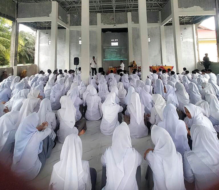 EDUKASI— Polres Agam memberikan edukasi menciptakan generasi muda yang sehat dan bebas dari pengaruh buruk narkoba, tawuran, dan balap liar di SMAN 3 Lubuk Basung, Senin (13/1).