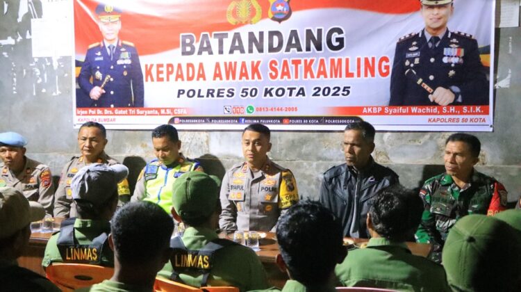 KUNJUNGI—Kapolres Lima Puluh Kota, AKBP Syaiful Wachid,  mengunjungi Satkamling di Kecamatan Harau, baru-baru ini.