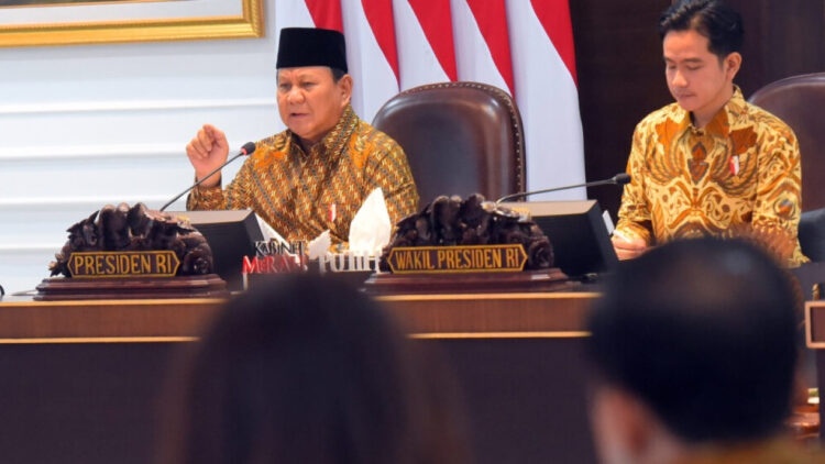 RAPAT— Presiden Prabowo Subianto dan
Wakil Presiden Gibran Rakabuming Raka
saat memimpin rapat.