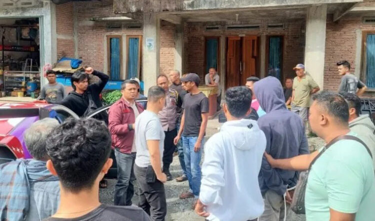 PENGEDAR— Tim Satuan Reserse Narkoba Polres Solok Selatanmenangkap tiga
pelaku penyalahgunaan narkotika jenis sabu di Nagari Pakan Rabaa Utara, Kecamatan
Koto Parik Gadang Diateh.