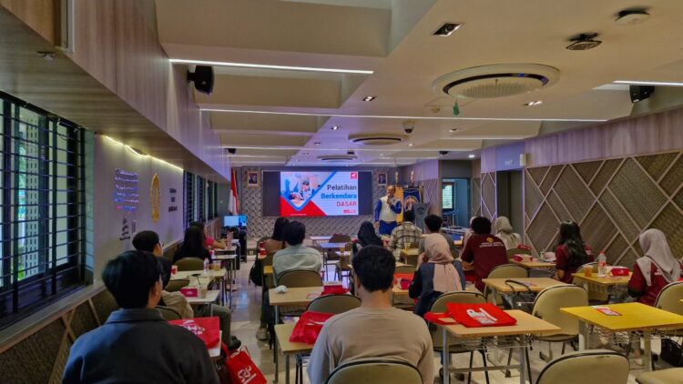 PELATIHAN TEORI— Pelatihan teori keselamatan berkendara dari Instruktur Safety Riding Honda kepada mahasiswa Universitas Indonesia sebagai calon Ambassador Traffic Safety.