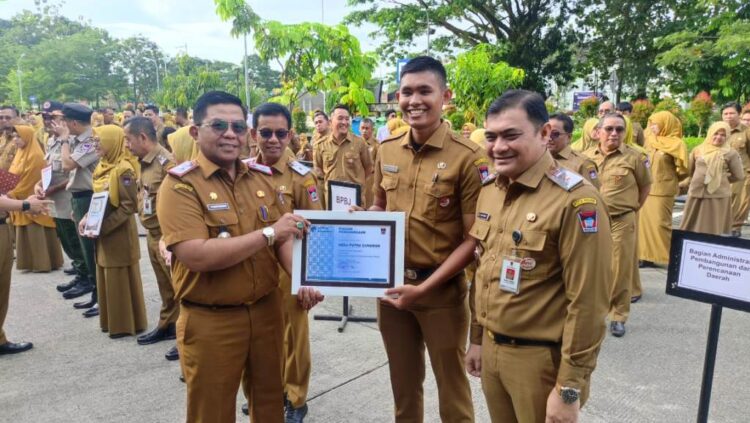 PENGHARGAAN PEGAWAI TERBAIK— Sebanyak 14 ASN dari 14 OPD di Lingkungan Balai Kota Padang menerima penghargaan pegawai terbaik semester II tahun 2024. Penyerahan penghargaan dilaksanakan pada apel gabungan Pemko Padang di Lapangan Balai Kota Aie Pacah, Senin (6/1).