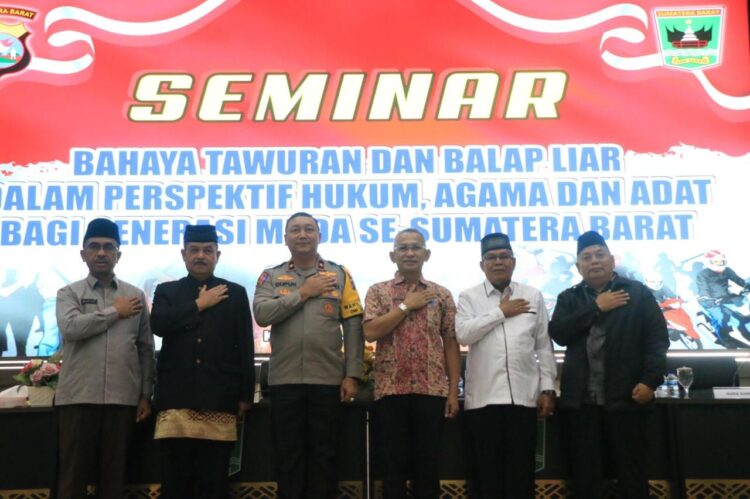 SEMINAR—Wakapolda Sumbar, Brigjen Pol Gupuh Setiyono bersama Ketua LKAAM Sumbar, Forkopimda. Tokoh Agama, Tokoh Adat serta Tokoh Masyarakat saat seminar bahaya tawuran dan balap liar.