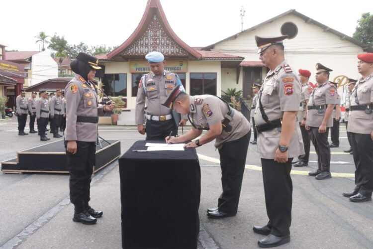 SERTIJAB—  Kapolresta Bukittinggi Kombes Pol Yessi Kurniati memimpin upacara serah terima jabatan yang diadakan di halaman Mapolresta Bukittinggi Rabu (8/1).