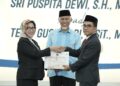 SAKSIKAN—Mahyeldi saksikan  serah terima jabatan (Sertijab) Kepala Kanwil BPN Sumbar dari Sri Puspita Dewi kepada Teddi Guspriadi di Auditorium Gubernuran, Kamis (23/15).