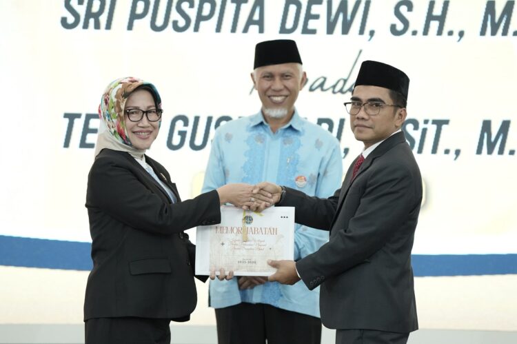 SAKSIKAN—Mahyeldi saksikan  serah terima jabatan (Sertijab) Kepala Kanwil BPN Sumbar dari Sri Puspita Dewi kepada Teddi Guspriadi di Auditorium Gubernuran, Kamis (23/15).