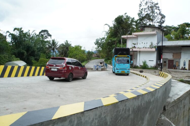 BISA DILALUI—Jembatan Tanjung Kelurahan Ganting, Kecamatan Padang Panjang Timur yang terban akibat banjir bandang lahar Gunung Marapi pada 8 April 2024 lalu, kini sudah bisa dilalui kendaraan roda empat.