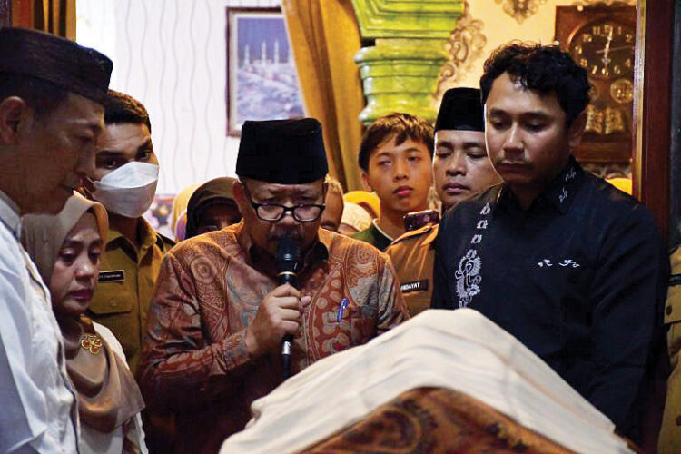 BERDUKA— Bupati Agam, Andri Warman, mengungkapkan rasa duka yang mendalam atas wafatnya salah seorang staf Bagian Tata Pemerintahan (Tapem) Kabupaten Agam, Malini Syaftia Rahmawati S IP.