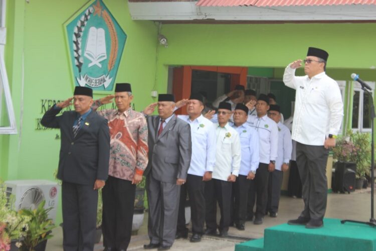 UPACARA— Sekda Tanahdatar Iqbal Ramadi Payana menjadi inspektur upacara peringatan HAB ke-79, Jumat (3/1).