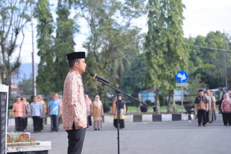 PIMPIN—Wakil Wali Kota Solok Ramadhani Kirana Putra saat pimpin  apel gabungan awal tahun 2025
di halaman Balai Kota Solok.