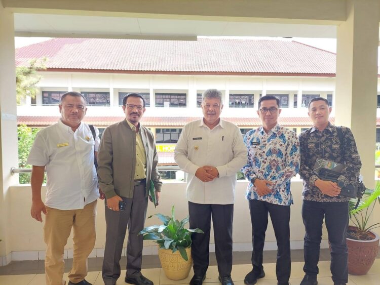 KUNJUNGI— Wali Kota Solok H. Zul Elfian Umar saat kunjungi Dirjen Buah dan Florikultura didampingi  Kepala Dinas Pertanian Kota Solok, Zulkifli,
Kepala Dinas Pemuda dan Olahraga Kota Solok, Nurzal Gustim.