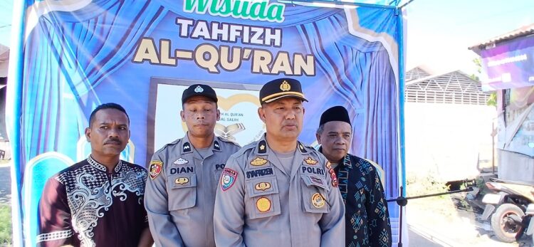 WAWANCARA—PS. Kasubbid Babinkamtibmas Ditbimas Polda Sumbar Kompol. Syafrizen, SH  Datuk Rang Batuah didampingi Aipda Dian Wihendro Ratno dan tokoh masyarakat saat wawancara.