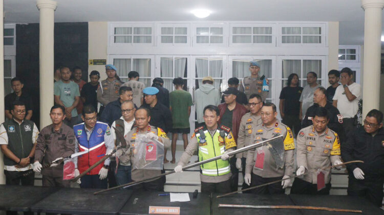 TAWURAN— Kapolda Sumbar Irjen Pol Gatot bersama Kapolresta Padang dan jajarannya, memaparkan penangkapan empat pelaku tawuran yang membacok Polisi.