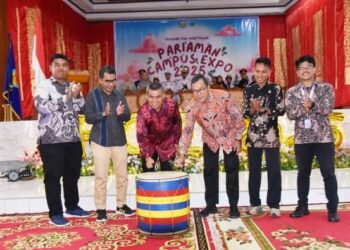 PARIAMAN CAMPUS EXPO— Asisten I Pemerintahan Provinsi Sumatera Barat Irwan, saat membuka Pariaman Campus Expo (PCE) untuk kali ke -12 di tahun 2025 yang digagas Gerakan Mahasiswa Pariaman (Gempa).