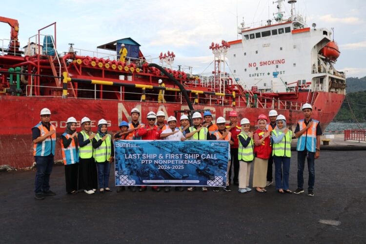 Jajaran PTP Nonpetikemas Cabang Teluk Bayur foto bersama saat acara Last Ship and First Ship Call, Pelepasan Kapal Terakhir 2024 dan Penyambutan Kapal Pertama 2025, di Pelabuhan Teluk Bayur, Padang.