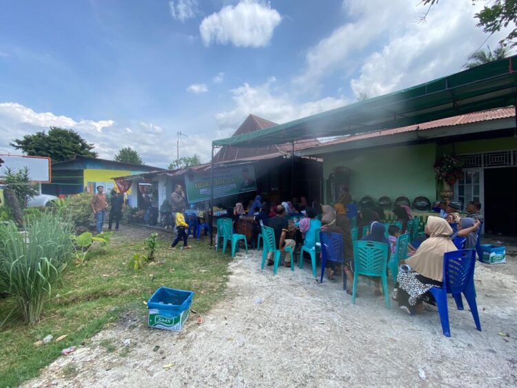 RESES--Anggota DPRD Kota Padang, Yusri Latif menggelar reses di Kelurahan Cupak Tangah Kecamatan Pauh.