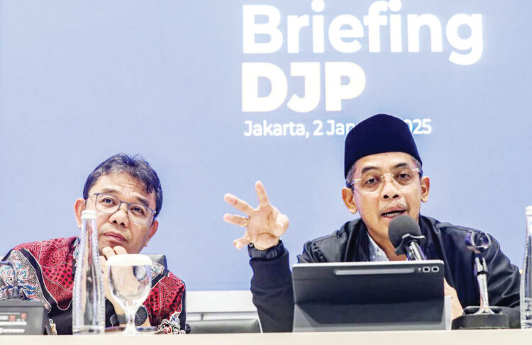 BERI KETERANGAN— Dirjen Pajak Suryo Utomo (kanan) didampingi, Staf Ahli Menkeu Bidang Kepatuhan Pajak Yon Arsal (kiri) memberikan keterangan saat Media Briefing tentang PMK 131 Tahun 2024 di kantor Ditjen Pajak, Jakarta, Kamis (2/1).