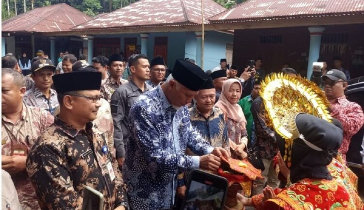 KUNJUNGAN GUBERNUR—Wali Nagari Koto Dalam Barat Kecamatan Padang Sago, Kabupaten Padangpariaman Indra Suhada, saat  menyambut kunjungan pertama tahun 2025 Gubernur Sumatera Barat ke kampung halamannya.