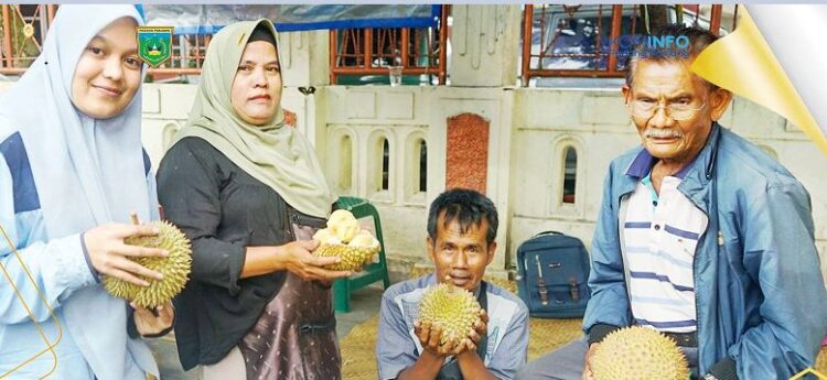 LAYANI—Terlihat pasangan  suami istri penjual durian saat melayani pembeli.