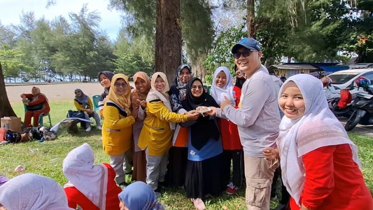 BERSAMA—Kepala Bidang Pendidikan Dasar (Kabid Dikdas) Dinas Pendidikan Pemuda dan Olahraga (Dikpora) Kota Pariaman Eka Putra Pernanda bersama para guru yang ikut  KKG.