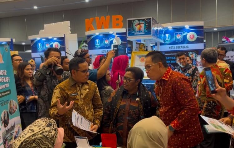 PAMERAN UMKM— Kepala Dinas Pariwisata Pemuda dan Olahraga Kabupaten Padangpariaman Muhammad Fadhly saat pameran produk UMKM.