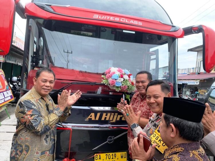 LAUNCHING—Pemilik PO Al Hijrah  Andri Abdurrahman saat launching bus di Pariaman sekaligus memberangkatkan pelanggan umrah ke tanah suci.