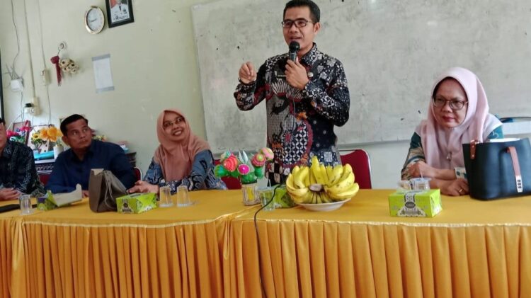 PROGRAM MBG—Plt Kadis Pendidikan Kota Pariaman Riky Falantino, memberikan arahan tentang program Makan Bergizi Gratis (MBG) yang sudah mulai dilaksanakan di sejumlah sekolah di Kota Pariaman pada 6 Januari 2025 lalu.